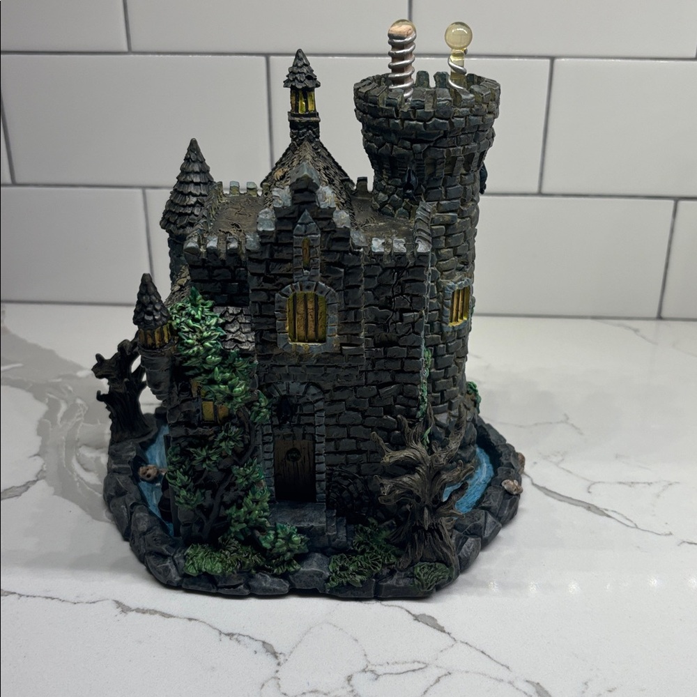 Hawthorne Village Halloween Universal Monsters ~ Frankenstein's Castle W/Figure - Picture 3 of 10